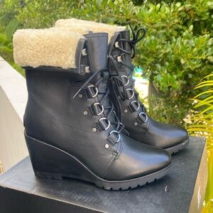 NEW IN BOX Sorel black leather woman wedge boot size 9. Lace up shearling.